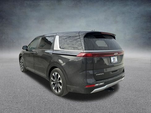 Used 2024 Kia Carnival EX image 3