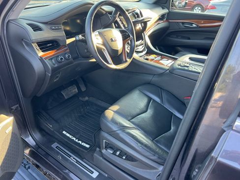 Used 2017 Cadillac Escalade Premium Luxury AWD/4WD image 12
