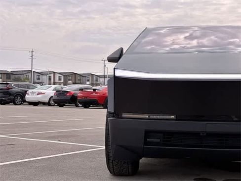 Used 2025 Tesla Cybertruck AWD Crew Cab image 10