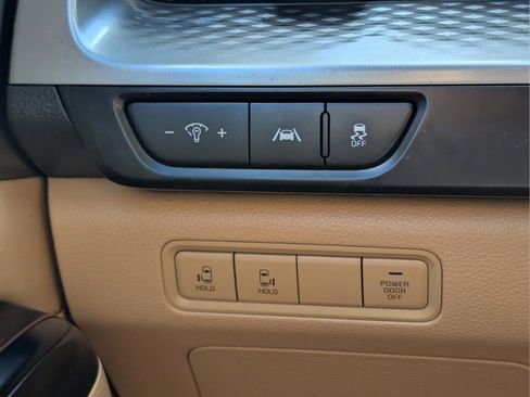 Used 2023 Kia Carnival LX FWD image 23