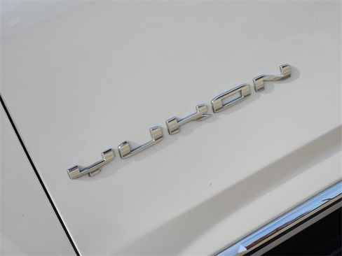 Used 2022 GMC Yukon SLT w/ SLT Luxury Package image 12