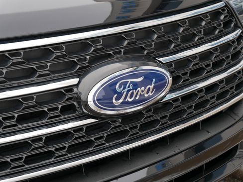 Used 2022 Ford Explorer XLT w/ Equipment Group 202A image 4