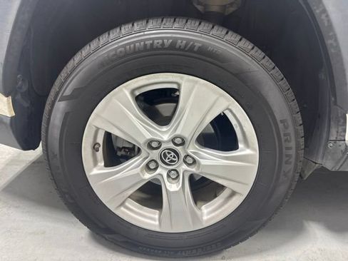 Used 2019 Toyota RAV4 XLE w/ Convenience Package FWD image 6