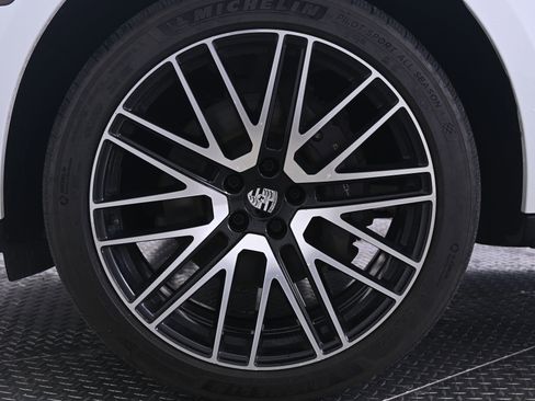 Certified 2022 Porsche Macan AWD/4WD image 11