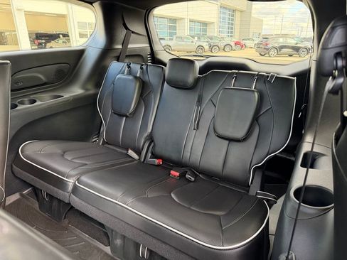 Used 2025 Chrysler Pacifica Premium FWD image 17