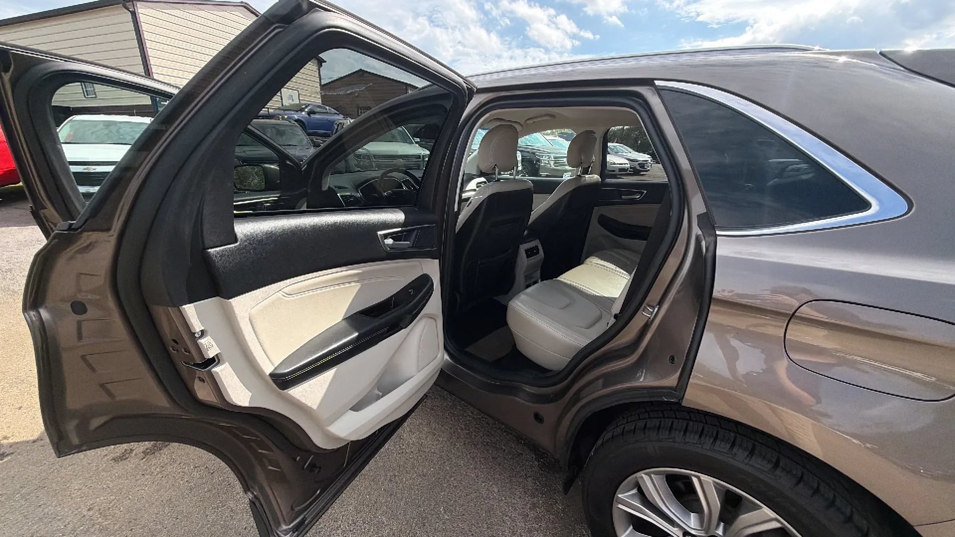 Used 2019 Ford Edge Titanium FWD image 34