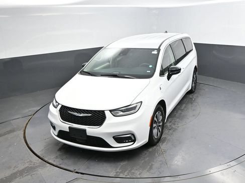 Used 2024 Chrysler Pacifica Limited FWD image 26