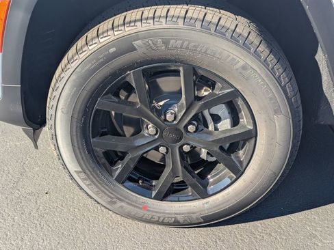 New 2025 Jeep Grand Cherokee Altitude image 9