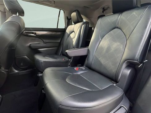 Used 2021 Toyota Highlander Platinum AWD/4WD image 9
