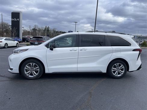 Used 2022 Toyota Sienna XSE image 3