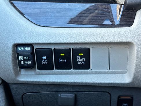 Used 2015 Toyota Sienna XLE w/ XLE Navigation Package image 37