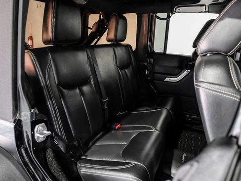 Used 2015 Jeep Wrangler Unlimited Rubicon w/ Connectivity Group AWD/4WD image 33