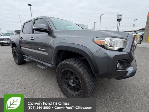 Used 2016 Toyota Tacoma TRD Off-Road image 21