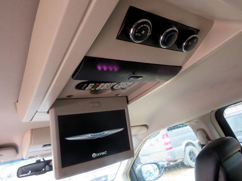 Used 2015 Chrysler Town & Country Touring image 21