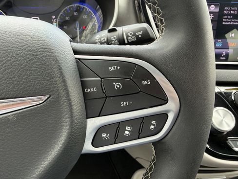 Used 2024 Chrysler Pacifica Touring-L image 34