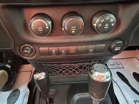 Used 2018 Jeep Wrangler Sahara w/ Connectivity Group AWD/4WD image 20