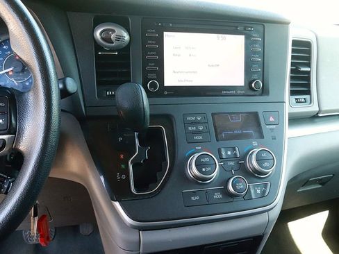 Used 2020 Toyota Sienna LE FWD image 20