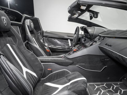 Used 2021 Lamborghini Aventador SVJ AWD/4WD image 29