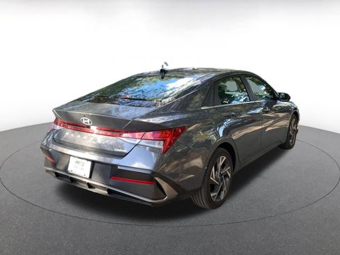 Used 2025 Hyundai Elantra Limited image 7