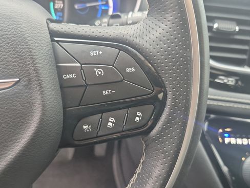 Used 2020 Chrysler Pacifica Limited w/ Advanced Safetytec Group FWD image 16