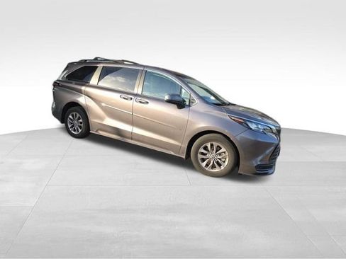 Used 2024 Toyota Sienna LE FWD image 2
