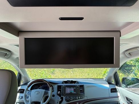 Used 2013 Toyota Sienna Limited w/ Premium Pkg FWD image 17