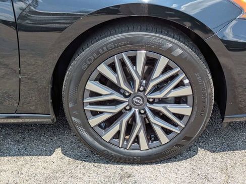 Used 2025 Nissan Altima 2.5 SV FWD image 11
