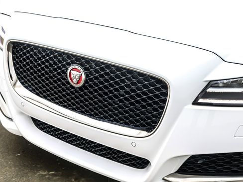 Used 2017 Jaguar XF Premium image 13