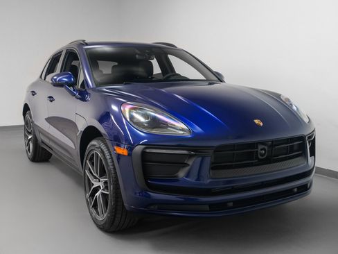 Certified 2025 Porsche Macan image 9