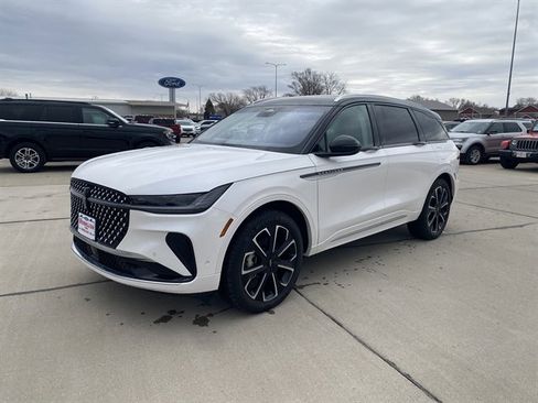 Used 2024 Lincoln Nautilus Reserve image 3