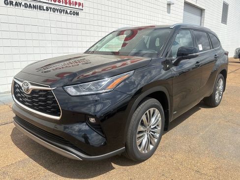 New 2026 Toyota Highlander Platinum image 1