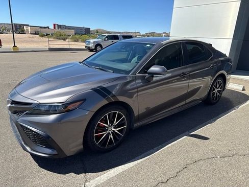 Used 2022 Toyota Camry SE w/ Carpet Mat Package (TMS) FWD image 2