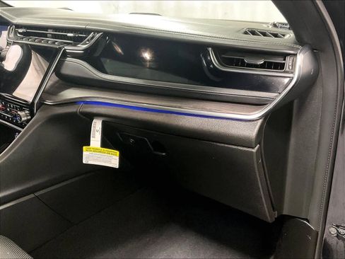 Used 2023 Jeep Grand Cherokee Overland w/ Luxury Tech Group IV AWD/4WD image 13