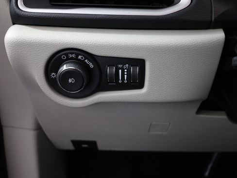 Used 2019 Chrysler Pacifica Touring-L image 20