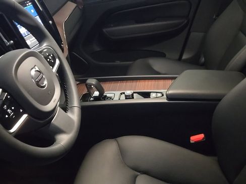 Certified 2023 Volvo XC60 B5 Plus w/ Climate Package image 19