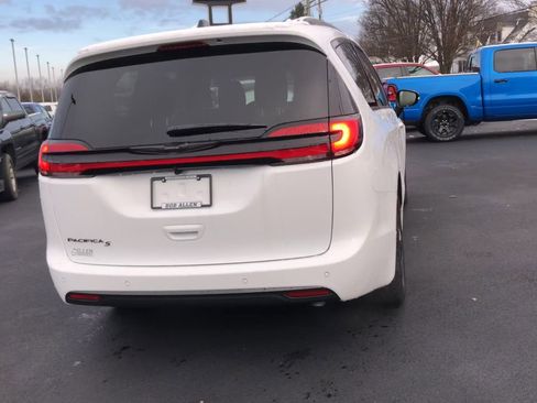 New 2026 Chrysler Pacifica Select image 7