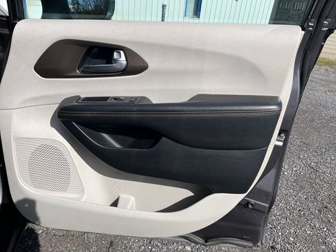 Used 2017 Chrysler Pacifica Touring-L Plus w/ Advanced Safetytec Group FWD image 25