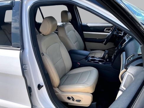 Used 2017 Ford Explorer XLT w/ Equipment Group 202A FWD image 9