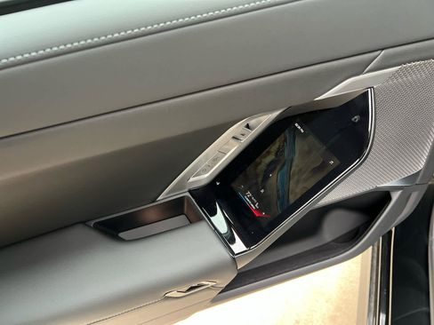 Used 2025 BMW 740i xDrive w/ Premium Package image 18