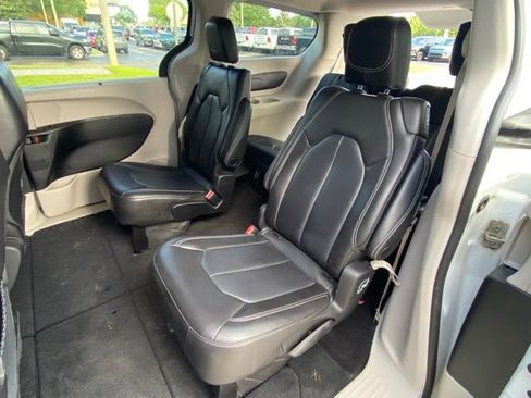 Used 2023 Chrysler Pacifica Touring-L image 23