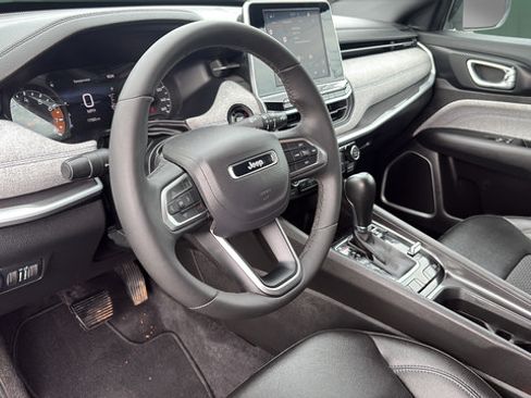 Used 2025 Jeep Compass Latitude AWD/4WD image 12