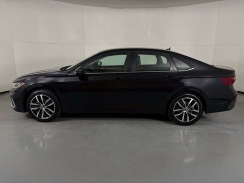 Used 2025 Volkswagen Jetta SE FWD image 6