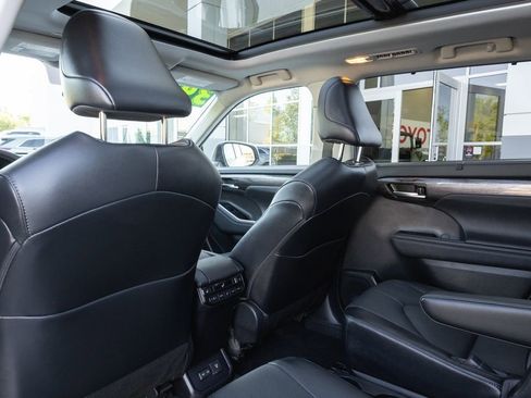 Used 2023 Toyota Highlander Platinum image 26