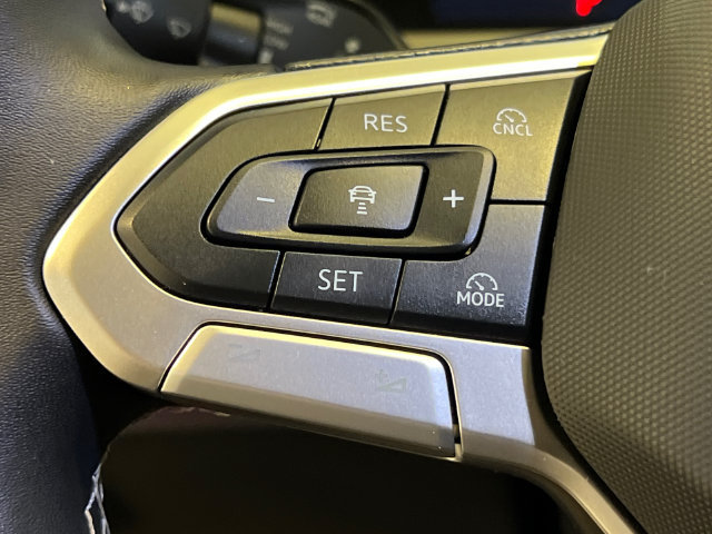 Certified 2025 Volkswagen Tiguan SE FWD image 21