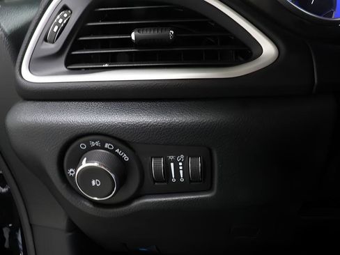 Used 2025 Chrysler Pacifica Select image 18