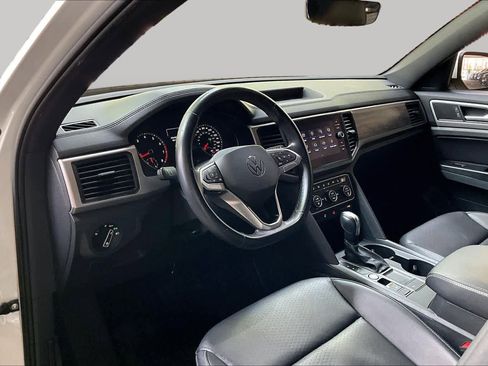 Used 2020 Volkswagen Atlas Cross Sport SE w/ Panoramic Sunroof Package FWD image 17