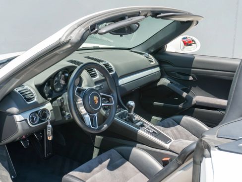 Used 2016 Porsche Boxster Spyder RWD image 18