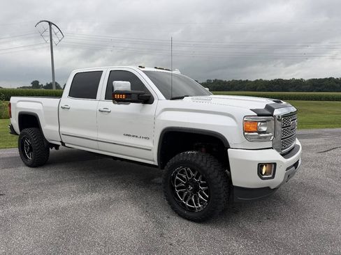 Used 2019 GMC Sierra 2500 Denali w/ Duramax Plus Package AWD/4WD image 5