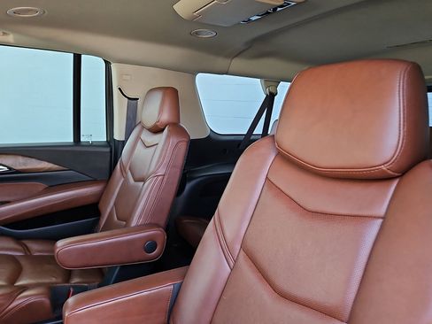 Used 2020 Cadillac Escalade ESV Premium Luxury image 8