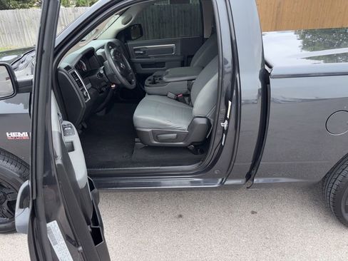 Used 2017 RAM 1500 Express RWD image 9